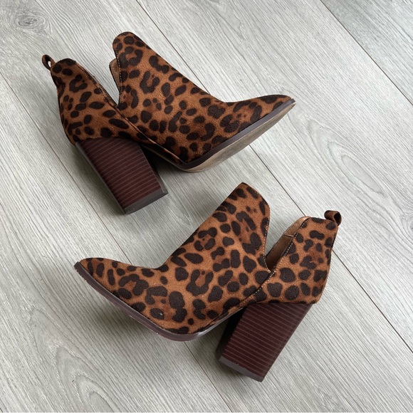Mata Leopard V-Cut Pointed Toe Booties - Picture 3 of 8